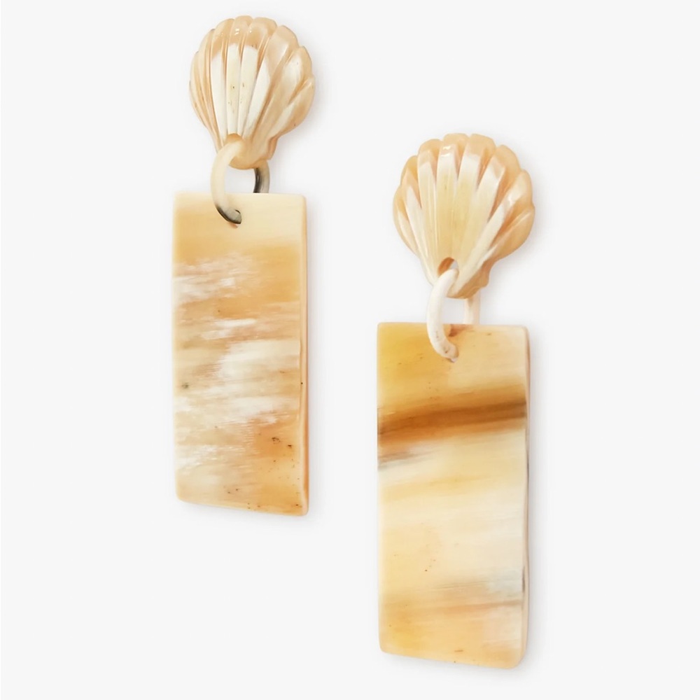 SUNSHINE TIENDA
Seashell Horn Earrings